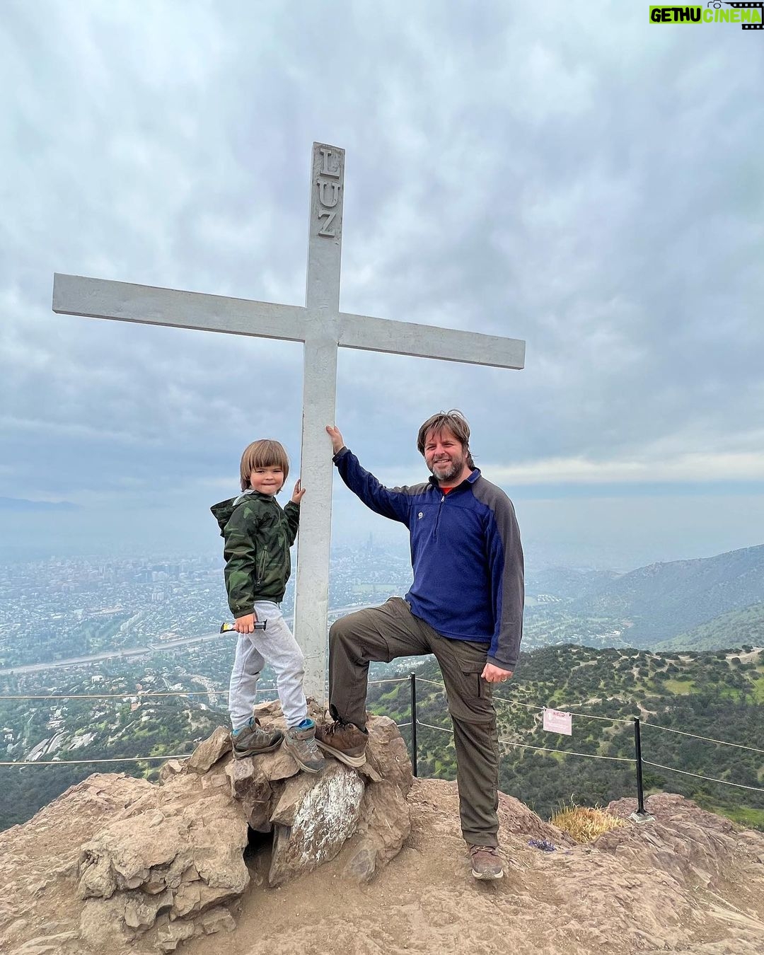 José Miguel Viñuela Instagram - Manquehuito en familia #trekking #cerro #manquehuito #familia #ejercicio Cumbre Manquehuito