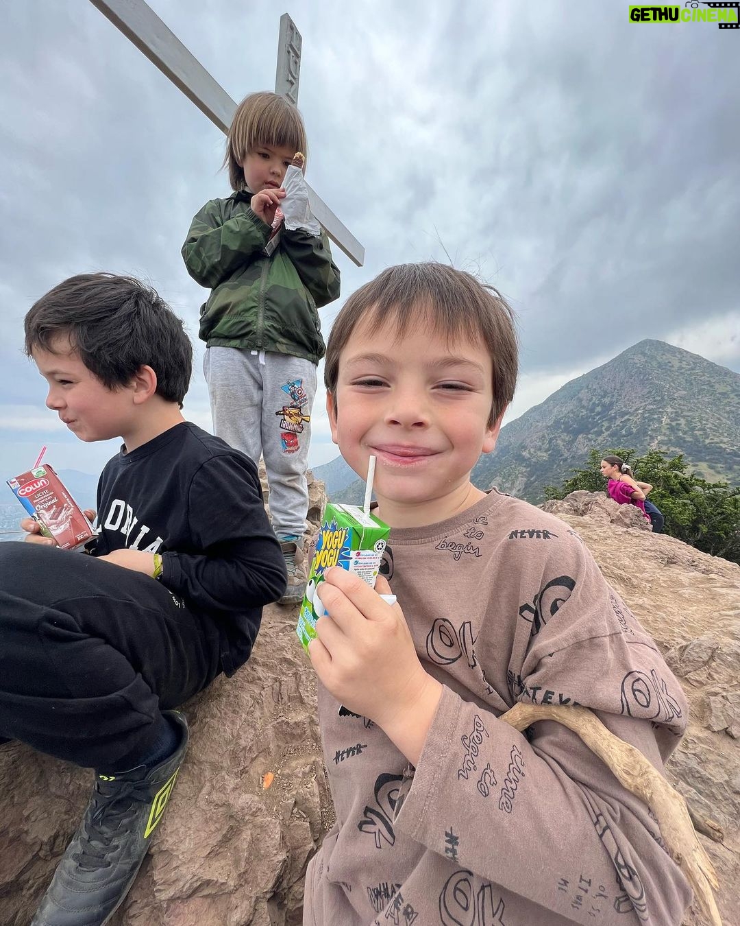 José Miguel Viñuela Instagram - Manquehuito en familia #trekking #cerro #manquehuito #familia #ejercicio Cumbre Manquehuito