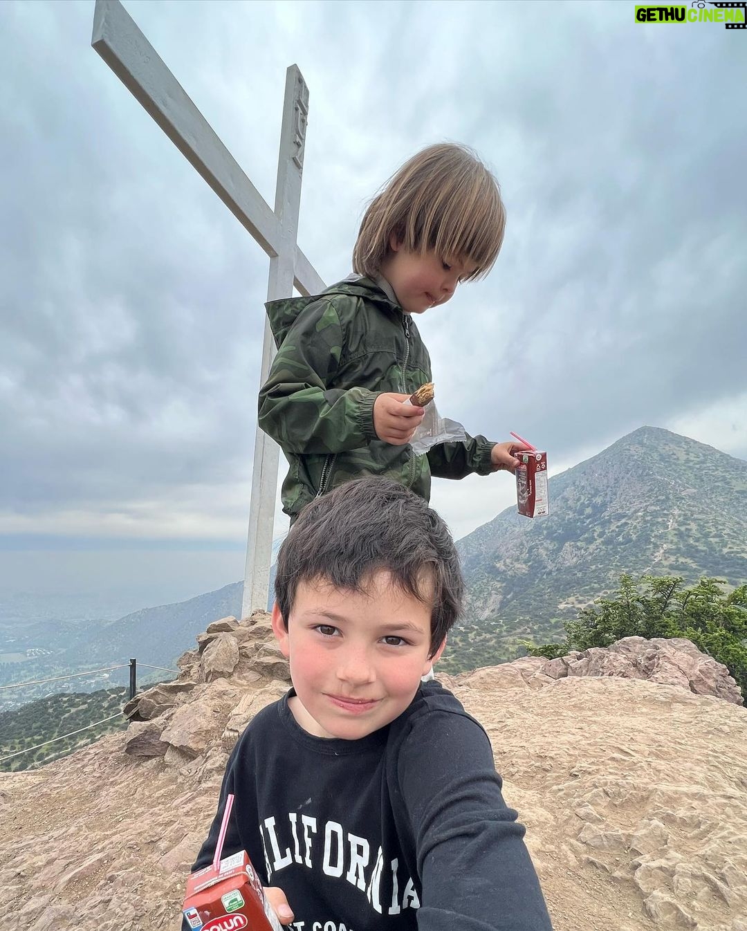 José Miguel Viñuela Instagram - Manquehuito en familia #trekking #cerro #manquehuito #familia #ejercicio Cumbre Manquehuito