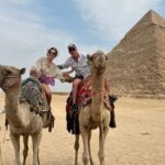 José Miguel Viñuela Instagram – Egipto.. 
Guiza y Sakkara
Pirámides de keops Kefrèn, Micerinos y Pirámide Escalonada.. 
lindo paseo en Camello.. eso si cuando se levantan lo hacen con las patas de atràs primero así q casi me fui de hocico 😂😂😂😂😂