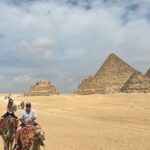 José Miguel Viñuela Instagram – Egipto.. 
Guiza y Sakkara
Pirámides de keops Kefrèn, Micerinos y Pirámide Escalonada.. 
lindo paseo en Camello.. eso si cuando se levantan lo hacen con las patas de atràs primero así q casi me fui de hocico 😂😂😂😂😂
