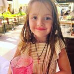 José Miguel Viñuela Instagram – Hoy tocó paseo con nińitas.. Celebramos a la Elisa q dejó los pañales y va al baño sola!!! Y a la Clarita por su primera semana en el Colegio.. 
#papaporsiempre #familia #niñitas #amor