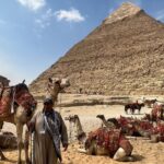 José Miguel Viñuela Instagram – Egipto.. 
Guiza y Sakkara
Pirámides de keops Kefrèn, Micerinos y Pirámide Escalonada.. 
lindo paseo en Camello.. eso si cuando se levantan lo hacen con las patas de atràs primero así q casi me fui de hocico 😂😂😂😂😂