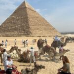 José Miguel Viñuela Instagram – Egipto.. 
Guiza y Sakkara
Pirámides de keops Kefrèn, Micerinos y Pirámide Escalonada.. 
lindo paseo en Camello.. eso si cuando se levantan lo hacen con las patas de atràs primero así q casi me fui de hocico 😂😂😂😂😂