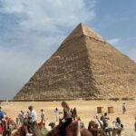 José Miguel Viñuela Instagram – Egipto.. 
Guiza y Sakkara
Pirámides de keops Kefrèn, Micerinos y Pirámide Escalonada.. 
lindo paseo en Camello.. eso si cuando se levantan lo hacen con las patas de atràs primero así q casi me fui de hocico 😂😂😂😂😂