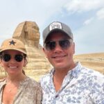 José Miguel Viñuela Instagram – Egipto.. 
Guiza y Sakkara
Pirámides de keops Kefrèn, Micerinos y Pirámide Escalonada.. 
lindo paseo en Camello.. eso si cuando se levantan lo hacen con las patas de atràs primero así q casi me fui de hocico 😂😂😂😂😂