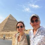 José Miguel Viñuela Instagram – Egipto.. 
Guiza y Sakkara
Pirámides de keops Kefrèn, Micerinos y Pirámide Escalonada.. 
lindo paseo en Camello.. eso si cuando se levantan lo hacen con las patas de atràs primero así q casi me fui de hocico 😂😂😂😂😂