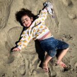José Miguel Viñuela Instagram - Han visto a una pelusona màs gozadora con la arena? Mi Elisa y su amor por la playa.. PD: Con tuto y arena incluida 😂😂😂😂