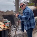José Miguel Viñuela Instagram - Una linda tarde con la familia y amigos junto a @sanjorge_chile Sus buenos choripanes y tocomples con pebre #completos #familia #amigos #choripanes #playa #pebre