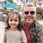 José Miguel Viñuela Instagram - Con mini mi hoy en Mampato… lo dimos todo.. ahora en cama con lumbago 😂😂😂😂😂 En verdad fue lindo ir con todos.. Amo ver felices a mis niños. ❤️❤️ #elisa #hijos #familia #saturday #amor