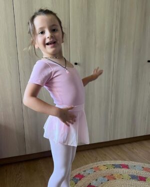 José Miguel Viñuela Instagram - Cómo no agradecerle a Dios….
Título del Cuadro: Mi Bailarina ❤️❤️❤️❤️
#amor #familia #clara #felicidad