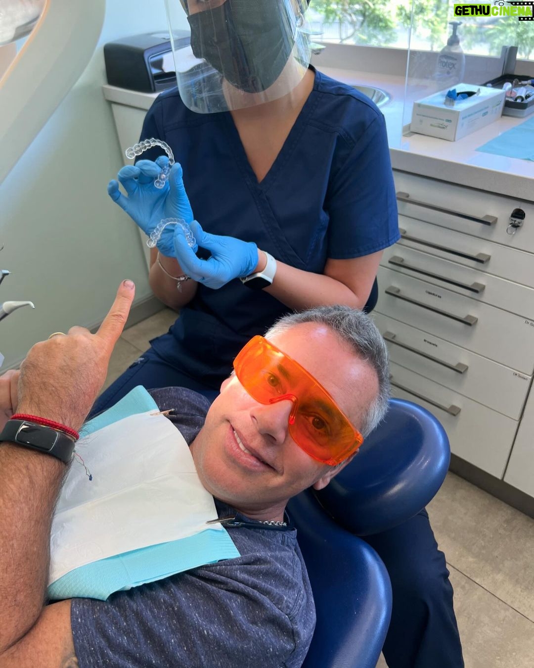 José Miguel Viñuela Instagram - Me queda poquito!! Solo 4 alineadores y termino!! Si y por fin mis dientes derechos! Un sueño hecho realidad! Tu también puedes tener tus frenillos invisibles con @invisaldent y además ahora te regalan un bono de 100.000 pesos para q partas tu tratamiento! Metete a www.invisaldent.com Tel: +56 9 9964 3373 Te esperamos!!!