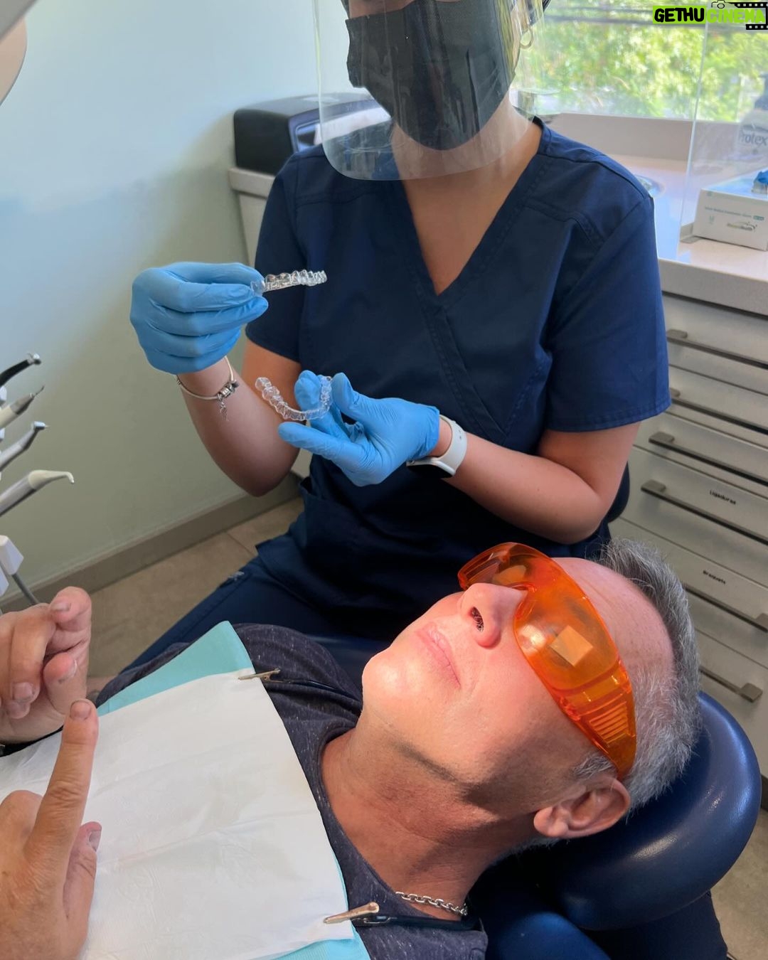 José Miguel Viñuela Instagram - Me queda poquito!! Solo 4 alineadores y termino!! Si y por fin mis dientes derechos! Un sueño hecho realidad! Tu también puedes tener tus frenillos invisibles con @invisaldent y además ahora te regalan un bono de 100.000 pesos para q partas tu tratamiento! Metete a www.invisaldent.com Tel: +56 9 9964 3373 Te esperamos!!!