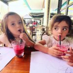 José Miguel Viñuela Instagram – Hoy tocó paseo con nińitas.. Celebramos a la Elisa q dejó los pañales y va al baño sola!!! Y a la Clarita por su primera semana en el Colegio.. 
#papaporsiempre #familia #niñitas #amor