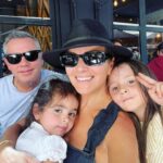José Miguel Viñuela Instagram – Hoy tocó paseo con nińitas.. Celebramos a la Elisa q dejó los pañales y va al baño sola!!! Y a la Clarita por su primera semana en el Colegio.. 
#papaporsiempre #familia #niñitas #amor