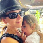 José Miguel Viñuela Instagram – Hoy tocó paseo con nińitas.. Celebramos a la Elisa q dejó los pañales y va al baño sola!!! Y a la Clarita por su primera semana en el Colegio.. 
#papaporsiempre #familia #niñitas #amor
