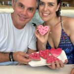 José Miguel Viñuela Instagram - Hoy desde mi cocina con la Nené nos visita de sus vacaciones @glase_galletasdecoradas 🛬🛫🍪🍪 @glase_galletasdecoradas @marcabpo #loteria Santiago, Chile