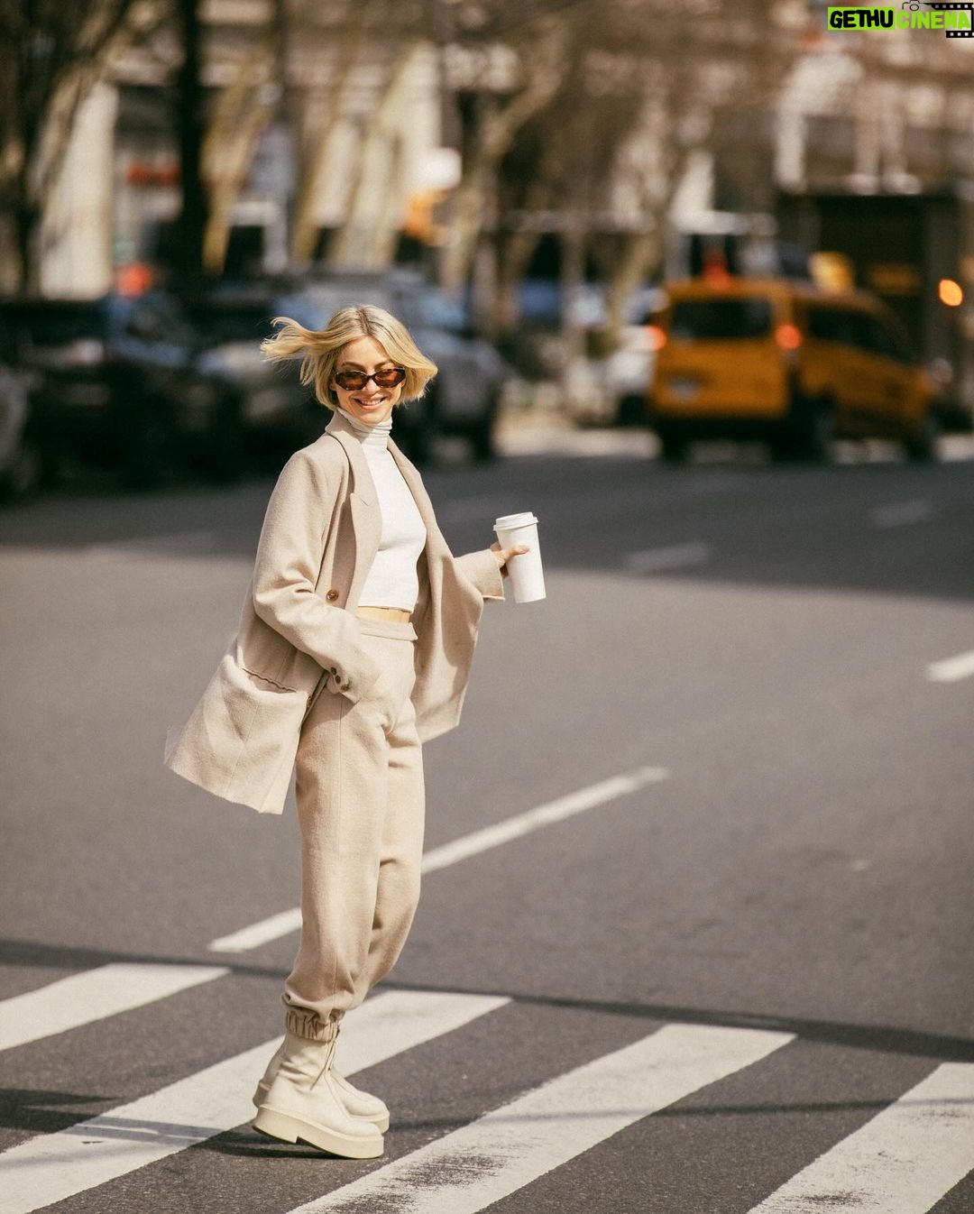 Julianne Hough Instagram - New York minute 🕐 New York City