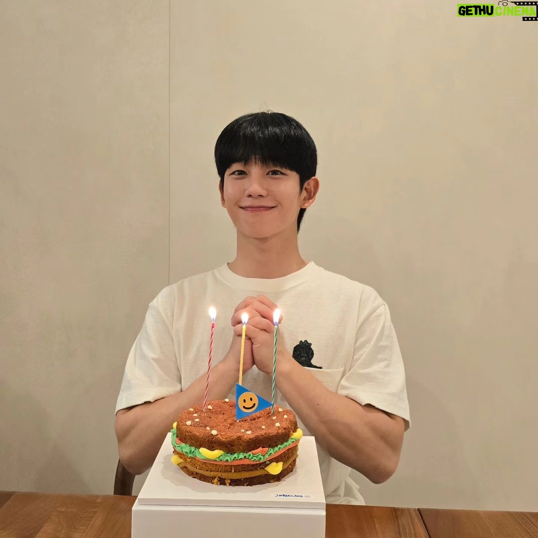 Jung Hae-in - 1.1 Million Likes - 축하해 주셔서 감사합니다 🤍