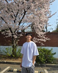 Jung Hae-in Instagram - 즐거운 주말 보내세요 🌸
