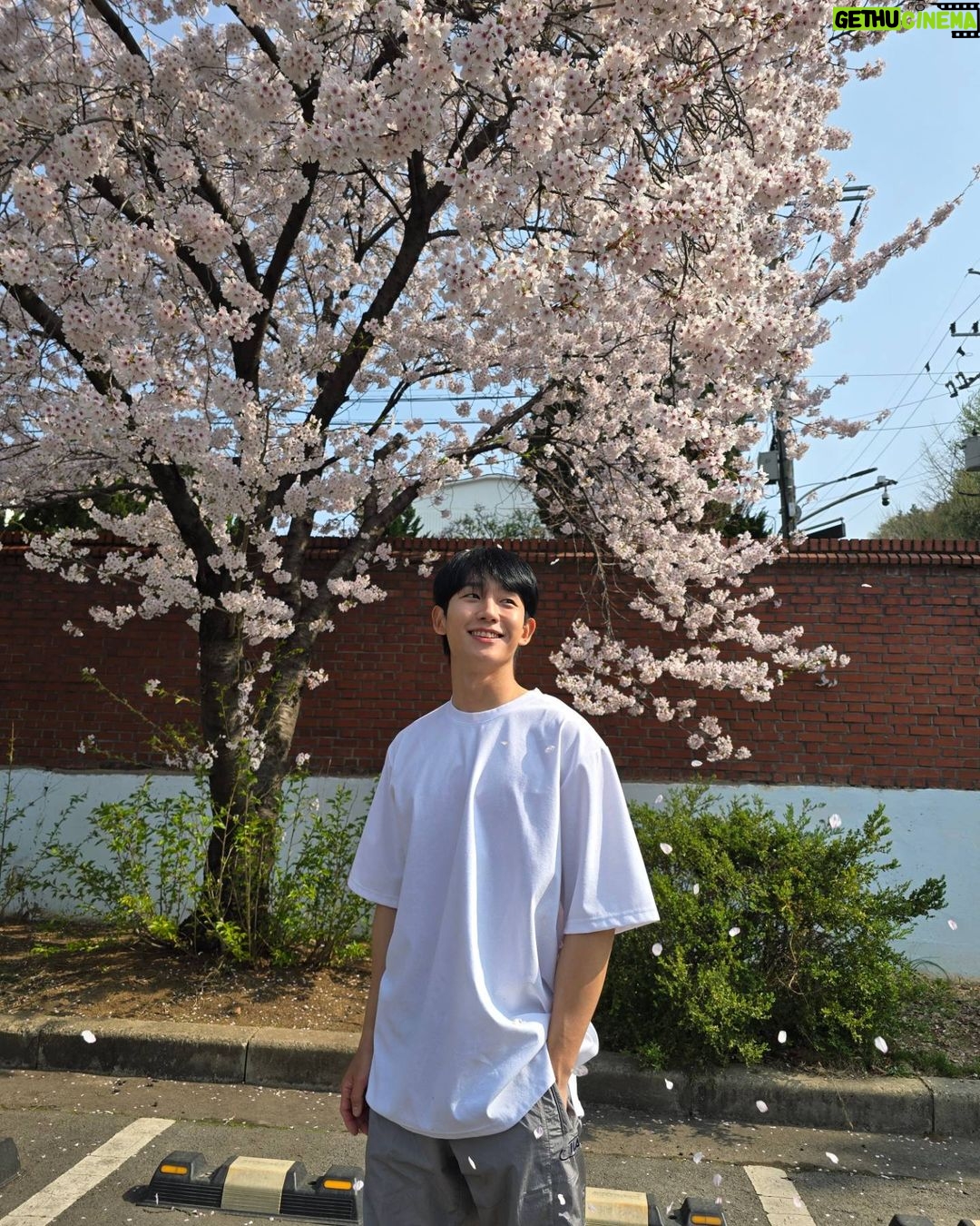 Jung Hae-in - 1.3 Million Likes - 즐거운 주말 보내세요 🌸