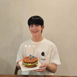 Jung Hae-in Instagram - 축하해 주셔서 감사합니다 🤍