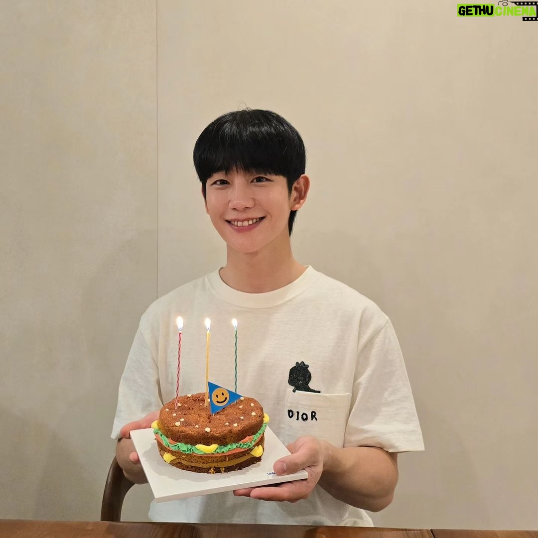 Jung Hae-in - 1.1 Million Likes - 축하해 주셔서 감사합니다 🤍