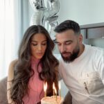 Kamila Tir-Abdelali Instagram – 8 ans de mariage 💍
Noces de coquelicot 🕊
Longue vie à nous 🤍