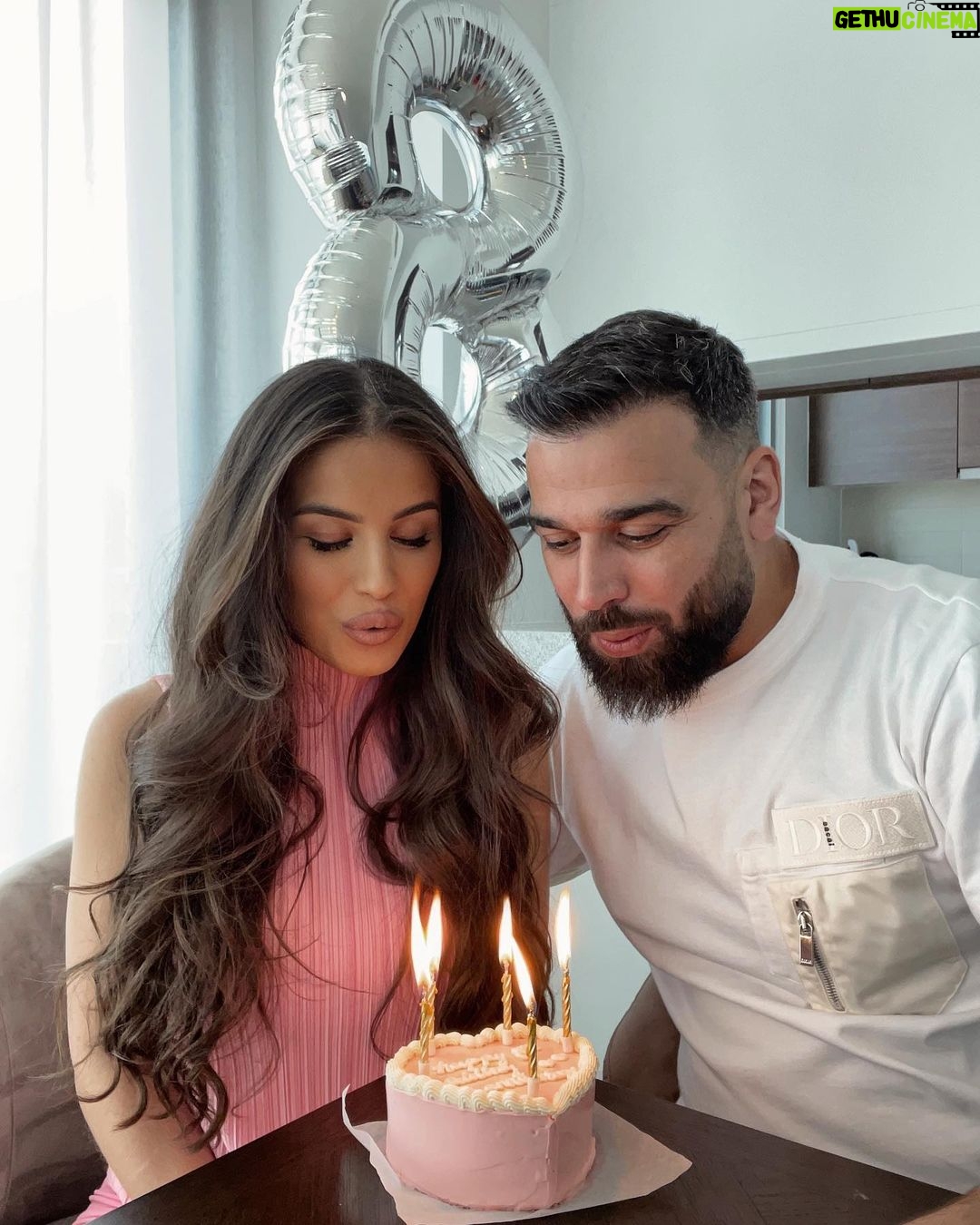 Kamila Tir-Abdelali Instagram - 8 ans de mariage 💍 Noces de coquelicot 🕊 Longue vie à nous 🤍