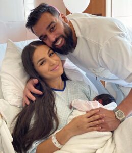 Kamila Tir-Abdelali Instagram - Adria Abdelali 🤍 Bienvenue au monde ma petite fille chérie 🕊 Notre bénédiction en ce mois béni 🤲🏼