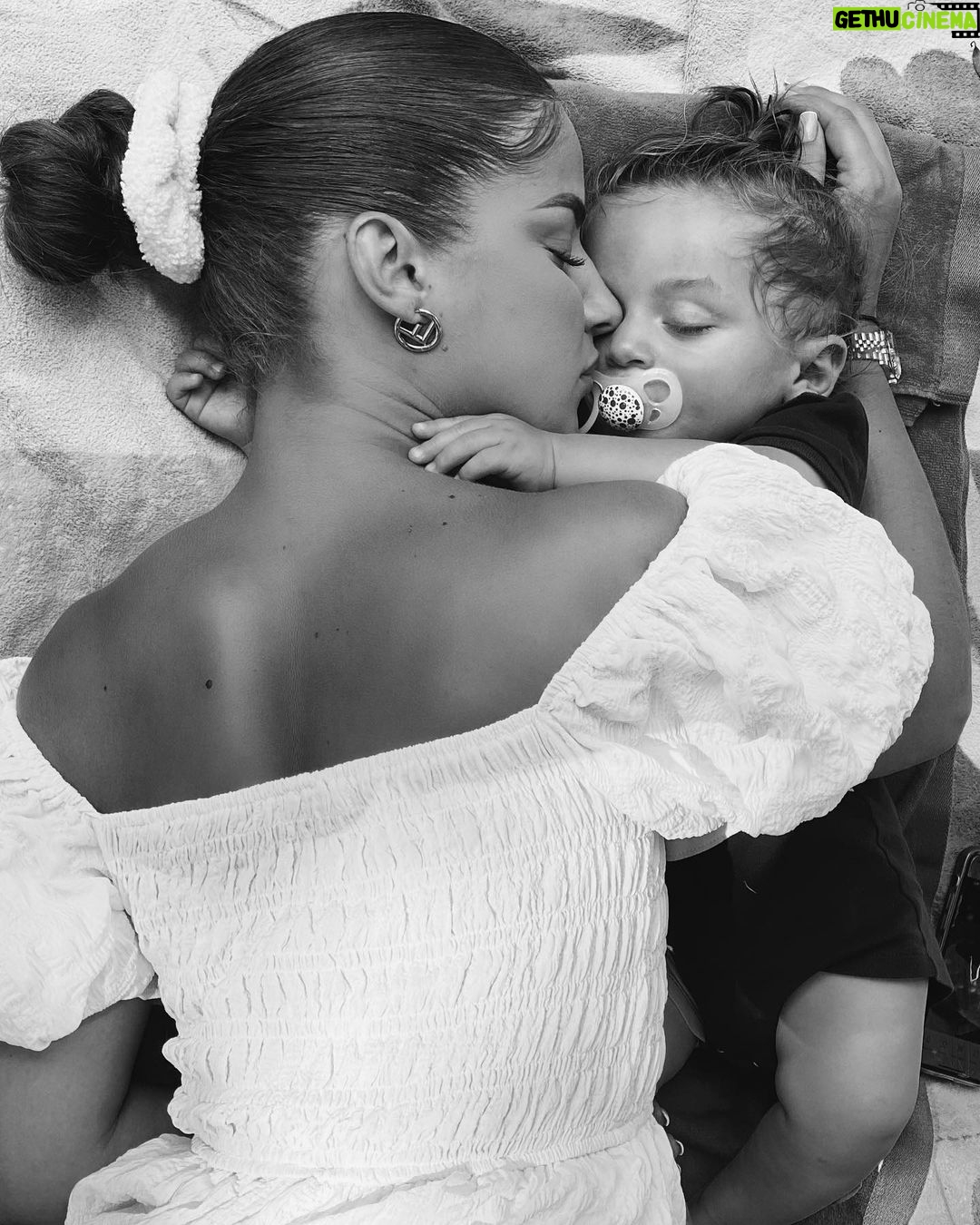 Kamila Tir-Abdelali Instagram - Mon premier bébé qui a changé ma vie a tout jamais 🔐 Je ne sais pas quelle réaction il aura quand il verra sa soeur … J’appréhende un peu, j’espère qu’il sera heureux 🙏🏻 Comment ont réagis vos enfants lors de la rencontre avec la soeur ou le frère ?