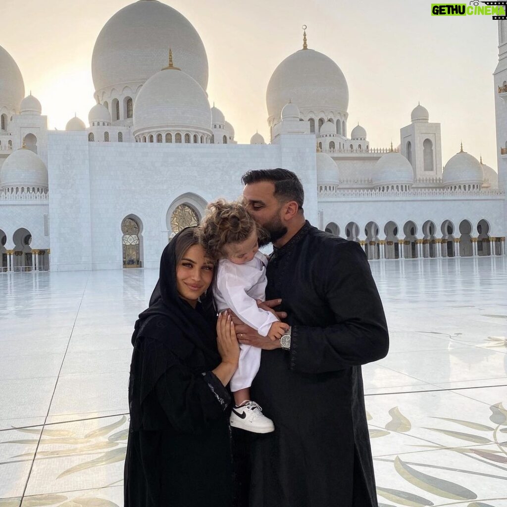 Kamila Tir-Abdelali Instagram - Ramadan Kareem 🌙 Que la paix soit sur vous 🤲🏼 Que ce mois sacré remplisse votre demeure de paix et de sérénité 🤍