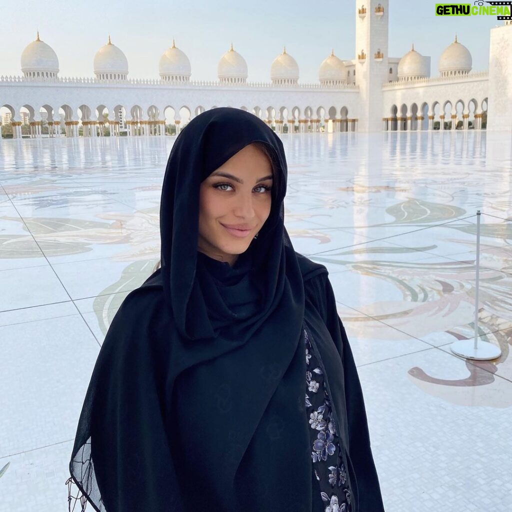 Kamila Tir-Abdelali Instagram - Une journée qui réchauffe le coeur 🤍 Swipez, Kenan va encore vous faire craquer ! Sheikh Zayed Mosque