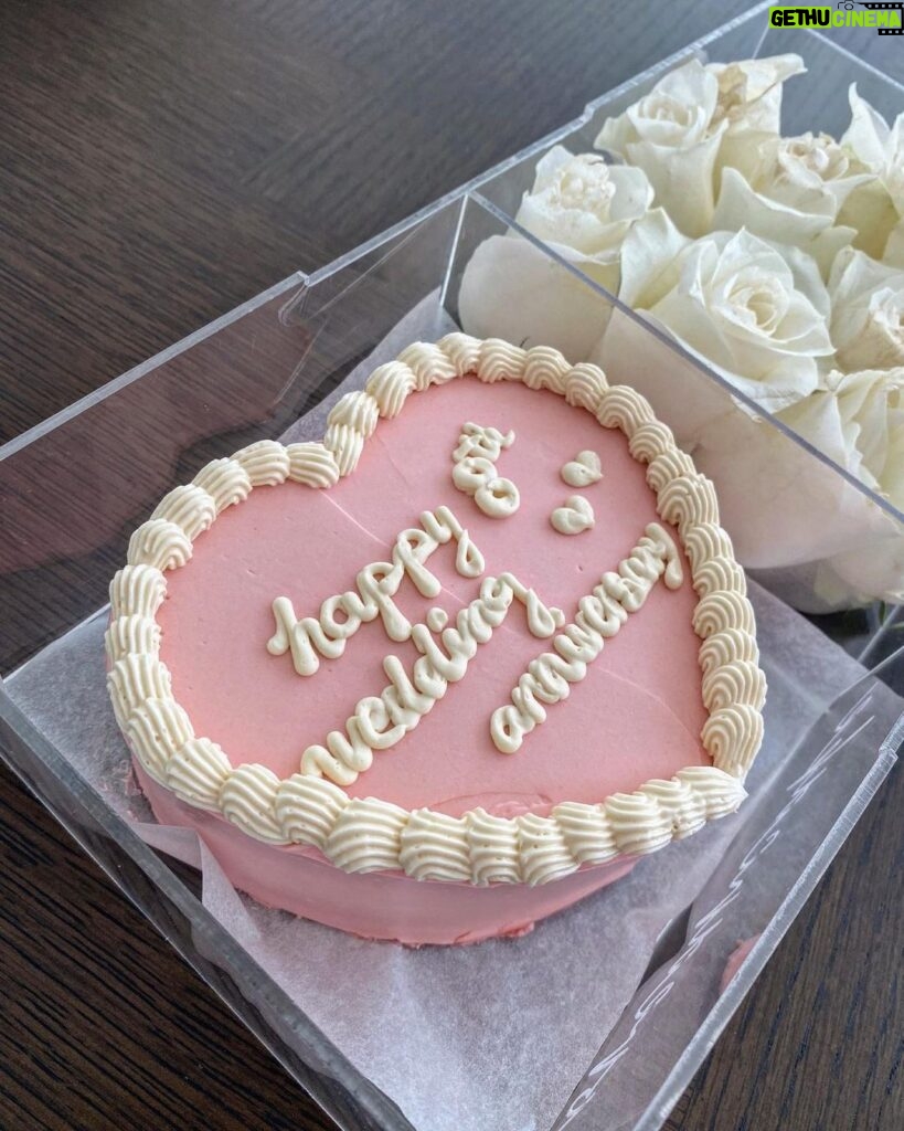 Kamila Tir-Abdelali Instagram - 8 ans de mariage 💍 Noces de coquelicot 🕊 Longue vie à nous 🤍