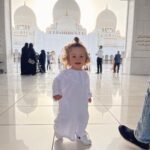 Kamila Tir-Abdelali Instagram - Une journée qui réchauffe le coeur 🤍 Swipez, Kenan va encore vous faire craquer ! Sheikh Zayed Mosque