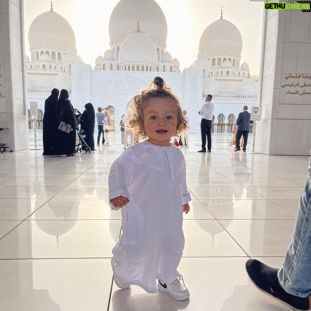 Kamila Tir-Abdelali Instagram - Une journée qui réchauffe le coeur 🤍 Swipez, Kenan va encore vous faire craquer ! Sheikh Zayed Mosque