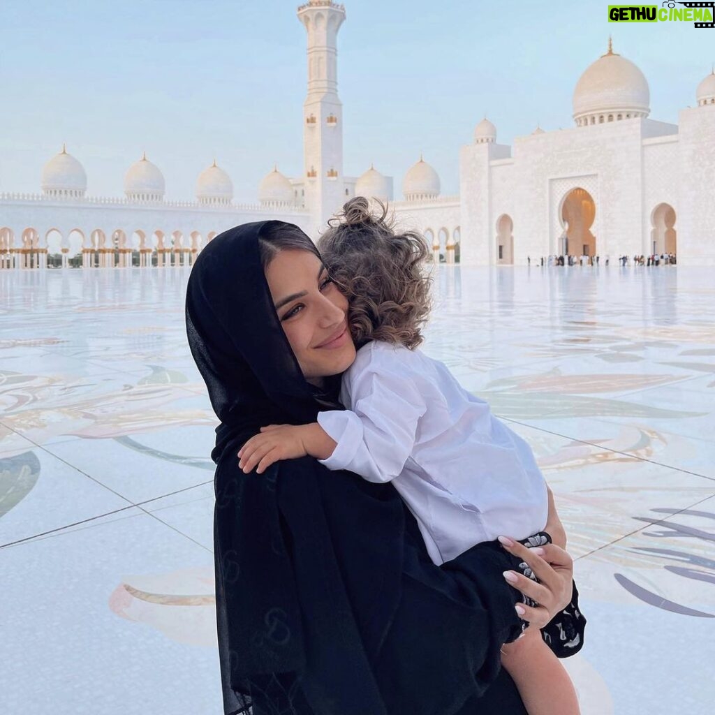 Kamila Tir-Abdelali Instagram - Une journée qui réchauffe le coeur 🤍 Swipez, Kenan va encore vous faire craquer ! Sheikh Zayed Mosque