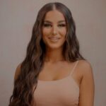 Kamila Tir-Abdelali Instagram - @knsignature ✨ NOUS Y SOMMES ! Toujours en quête d’amélioration pour mes produits beauté, je vous laisse découvrir ma nouvelle gamme de produits pour les cheveux ainsi que pour la peau. Une gamme sur laquelle j’ai beaucoup travaillée afin de vraiment satisfaire vos souhaits notamment au niveau de la composition de mes produits J’ai tenu à apporter le plus grand soin à l’élaboration de mes produits, en tenant compte de vos envies. J’ai voulu allier glamour et naturel, pour vous satisfaire et répondre à vos attentes. Les résultats ont dépassé toutes mes nombreuses exigences ! Parce que j’aime voir les femmes briller et leur faire partager mes secrets, je vous laisse découvrir ma signature beauté à travers mes produits favoris ! Xoxo, Kam 💋 📸 : @assil_production 💄 : @styledbysyria ✂️ : @leahair__