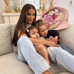 Kamila Tir-Abdelali Instagram - Joyeuse fêtes des mères mes girls ✨ Ma troisième cette année en ayant se statue et ce rôle qui me comble grave ! Une pensée comme à chaque fois à celles qui sont parti trop tôt, à celles qui aimeraient le devenir, aux mamAnges, c’est important de penser à tous le monde ce jour là je trouve ! Love u toutes ++++ 🤍