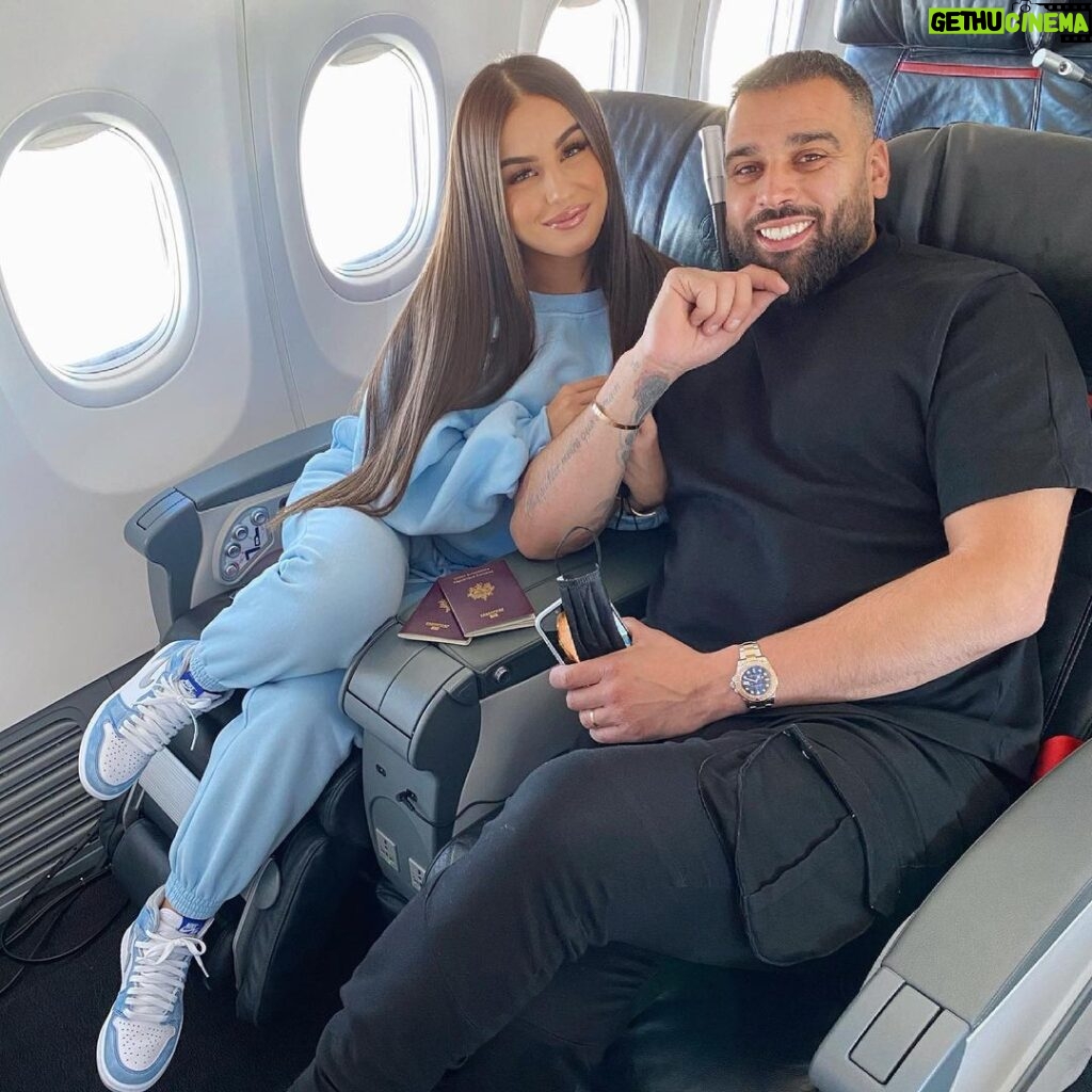 Kamila Tir-Abdelali Instagram - In the air with my lover 🤍 Seni seviyorum Noré 🖇 Turkish Airlines Airplane
