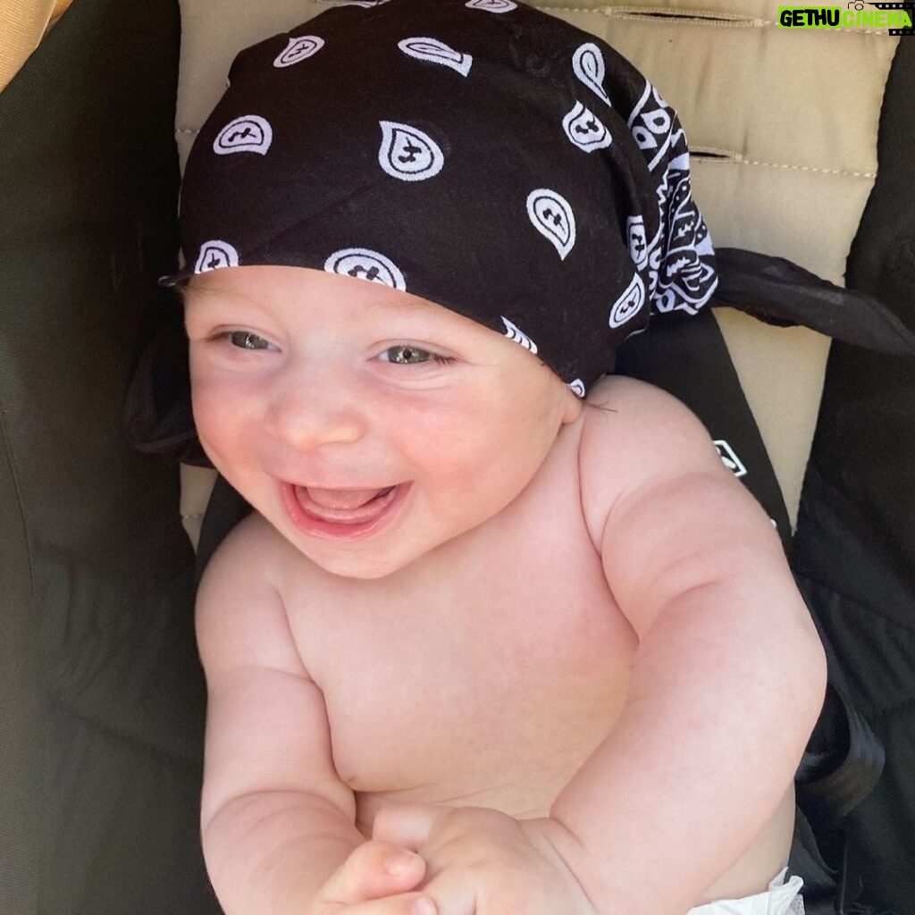 Kamila Tir-Abdelali Instagram - Il a ce petit surnom qui lui va si bien : Happy baby 🤍 Mon rayon de soleil MashaAllah ☀️