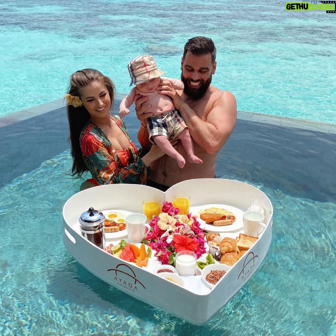 Kamila Tir-Abdelali Instagram - From honeymoon to Babymoon, welcome to the Maldives 🇲🇻🌺 Swipez, c’était il y a 3 ans, puis aujourd’hui ! Toujours au même endroit mais on est passé de 2 à 3 ❤️ @noreofficiel At @ayadamaldivesresort 🌺 Ayada Maldives