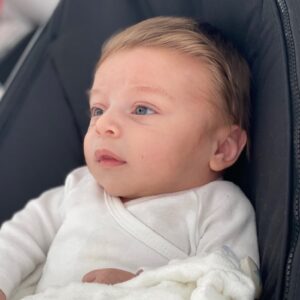 Kamila Tir-Abdelali Instagram - Je vous présente la lumière de notre coeur, notre fils Kenan ✨
On a mûrement réfléchi et c’est pour nous le bon moment de vous dévoiler la bouille de notre ange. Vous qui avez suivi chaque étape importante de notre vie. 
Alors vous trouvez que c’est plutôt papa ou maman ?