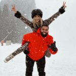 Kamila Tir-Abdelali Instagram - ❄️🔥 KN concours de luxe XXL ❄️🔥 Cette petite surprise qu’il nous tardait de vous dévoiler ... Cette fois-ci ce n’est pas 2, mais 6 d’entre-vous qui auront la possibilité de séjourner dans ce chalet 5 étoiles @renaissanceprestigeproperties Nous vous proposons 3 jours/ 2 nuits au Chalet 5* Black Pearl pour 6 personnes 🔥  Pour participer : - Suivre @kamilaofficiel @noreofficiel et @renaissanceprestigeproperties   - Taguez les personnes avec qui vous souhaiteriez séjourner au chalet (minimum 1 personne) Résultat dimanche prochain ! Gain valable 1 an selon disponibilité du chalet. Faites défiler les photos pour découvrir le chalet 👉🏼 Bonne chance, on vous aime ❄️ Chamonix, France