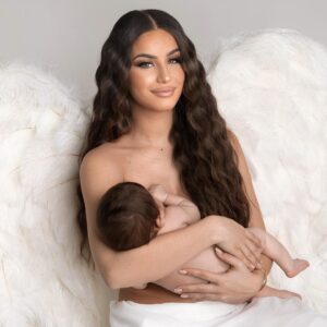Kamila Tir-Abdelali Instagram - J’ai pris mon temps avant de t’avoir mon fils, et la chose dont je suis la plus fière c’est d’être devenue ta maman. Je t’ai porté 9 mois dans mon ventre, je te porterai toute ma vie dans mon coeur 🤍
📸 @donialicataphotographe 
✂️ @leahair__ 
💄 @myriam_uzumaki