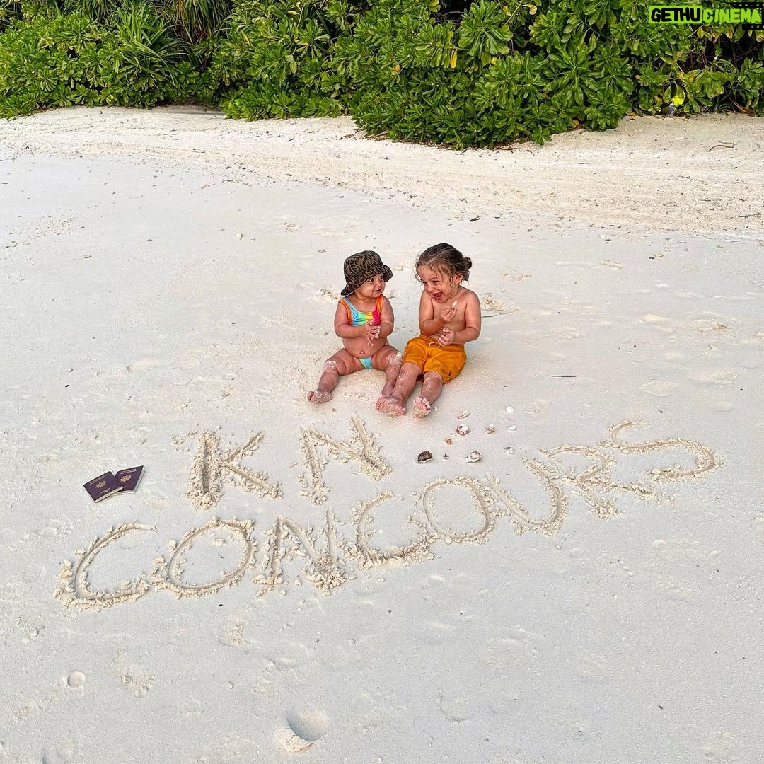 Kamila Tir-Abdelali Instagram - De retour avec un KN concours inédit 🌍 Cette fois-ci c’est Kenan et Adria qui vous ont concocté un incroyable séjour encore jamais proposé, dans une destination de rêve : Les maldives 🇲🇻 Avec @kandima_maldives nous vous proposons un séjour de 4 jours/ 3 nuits en pension complète avec chambre au bord de l’eau pour 2 personnes. Les transferts nationaux vers et depuis malé sont inclus ✈️ Pour y participer c’est toujours aussi simple : - Être abonné à @kamilaofficiel , @noreofficiel et @kandima_maldives - Mentionne la personne que tu invites avec toi ! La période de ce séjour est valable jusqu’au 20 decembre 2023. Et deuxième surprise, pour la toute première fois, le @kandima_maldives vous offre une remise de 15% sur tous vos séjours via leur site internet https://kandima.com/index.php/en/ C’est exclusivement réservé à nos chers abonnés ! Hier nous étions très heureux d’annoncer la gagnante du KN concours Dubaï, et nous seront heureux d’annoncer les prochains gagnants le 11 Juin ! Bonne chance à toutes et tous, love you all ❣️ Kandima Maldives