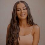 Kamila Tir-Abdelali Instagram - @knsignature ✨ NOUS Y SOMMES ! Toujours en quête d’amélioration pour mes produits beauté, je vous laisse découvrir ma nouvelle gamme de produits pour les cheveux ainsi que pour la peau. Une gamme sur laquelle j’ai beaucoup travaillée afin de vraiment satisfaire vos souhaits notamment au niveau de la composition de mes produits J’ai tenu à apporter le plus grand soin à l’élaboration de mes produits, en tenant compte de vos envies. J’ai voulu allier glamour et naturel, pour vous satisfaire et répondre à vos attentes. Les résultats ont dépassé toutes mes nombreuses exigences ! Parce que j’aime voir les femmes briller et leur faire partager mes secrets, je vous laisse découvrir ma signature beauté à travers mes produits favoris ! Xoxo, Kam 💋 📸 : @assil_production 💄 : @styledbysyria ✂️ : @leahair__