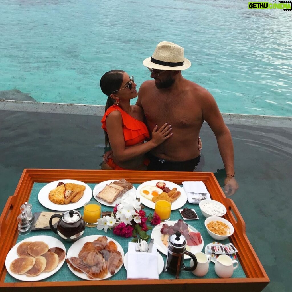 Kamila Tir-Abdelali Instagram - From honeymoon to Babymoon, welcome to the Maldives 🇲🇻🌺 Swipez, c’était il y a 3 ans, puis aujourd’hui ! Toujours au même endroit mais on est passé de 2 à 3 ❤️ @noreofficiel At @ayadamaldivesresort 🌺 Ayada Maldives
