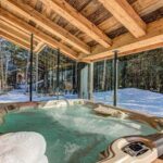 Kamila Tir-Abdelali Instagram - ❄️🔥 KN concours de luxe XXL ❄️🔥 Cette petite surprise qu’il nous tardait de vous dévoiler ... Cette fois-ci ce n’est pas 2, mais 6 d’entre-vous qui auront la possibilité de séjourner dans ce chalet 5 étoiles @renaissanceprestigeproperties Nous vous proposons 3 jours/ 2 nuits au Chalet 5* Black Pearl pour 6 personnes 🔥  Pour participer : - Suivre @kamilaofficiel @noreofficiel et @renaissanceprestigeproperties   - Taguez les personnes avec qui vous souhaiteriez séjourner au chalet (minimum 1 personne) Résultat dimanche prochain ! Gain valable 1 an selon disponibilité du chalet. Faites défiler les photos pour découvrir le chalet 👉🏼 Bonne chance, on vous aime ❄️ Chamonix, France