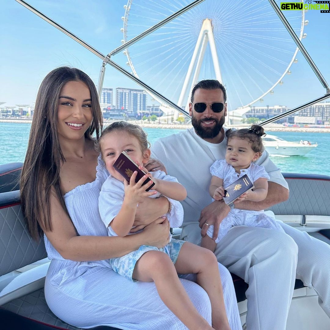 Kamila Tir-Abdelali Instagram - 🌍✈️ KN concours 🌍✈️ Oui oui, il est de retour ! Kenan, Adria, Nono et moi avons une grosse surprise pour vous ! Habibi, come to Dubaï 🇦🇪 Voici notre cadeau avec @dubai_for_you ⭐️ Une semaine (6 nuits/7 jours) dans un hôtel 4 étoiles ✈️ Billets d’avion aller/retour 🏜 Safari dans le désert avec excursion quad ou buggy + dîner/spectacle 🏎 Balade en Jetcar, voiture sur l’eau (30 min) 🛥 Balade en Yacht de 2 heures avec barbecue Pour y participer, la base : - Être abonné à @kamilaofficiel , @noreofficiel et @dubai_for_you - Mentionne la personne que t’invites avec toi ! Bonne chance, le tirage au sort est prévu le 21 Mai ! Love you 🤍 Dubai, United Arab Emirates